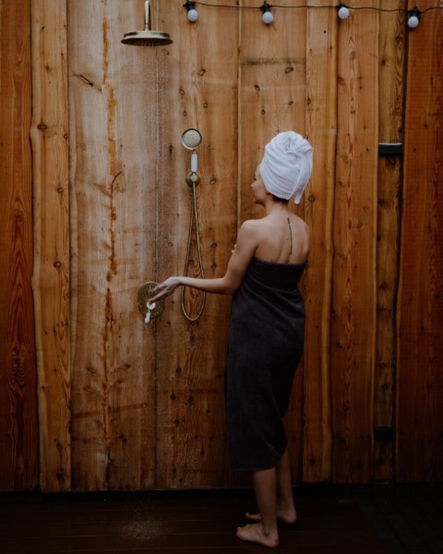Lampiony tworzące romantyczną, ciepłą atmosferę wieczorem przy strefie SPA.