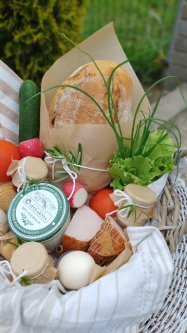 Kolorowy kosz śniadaniowy pełen świeżych produktów